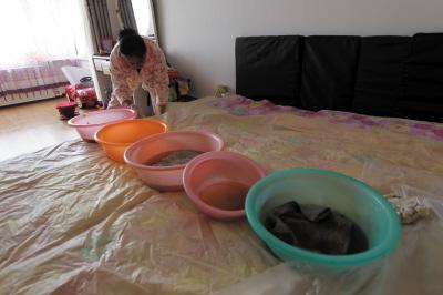 克山楼上漏水，住户失联，小区没物管，业主维权难！律师来支招……